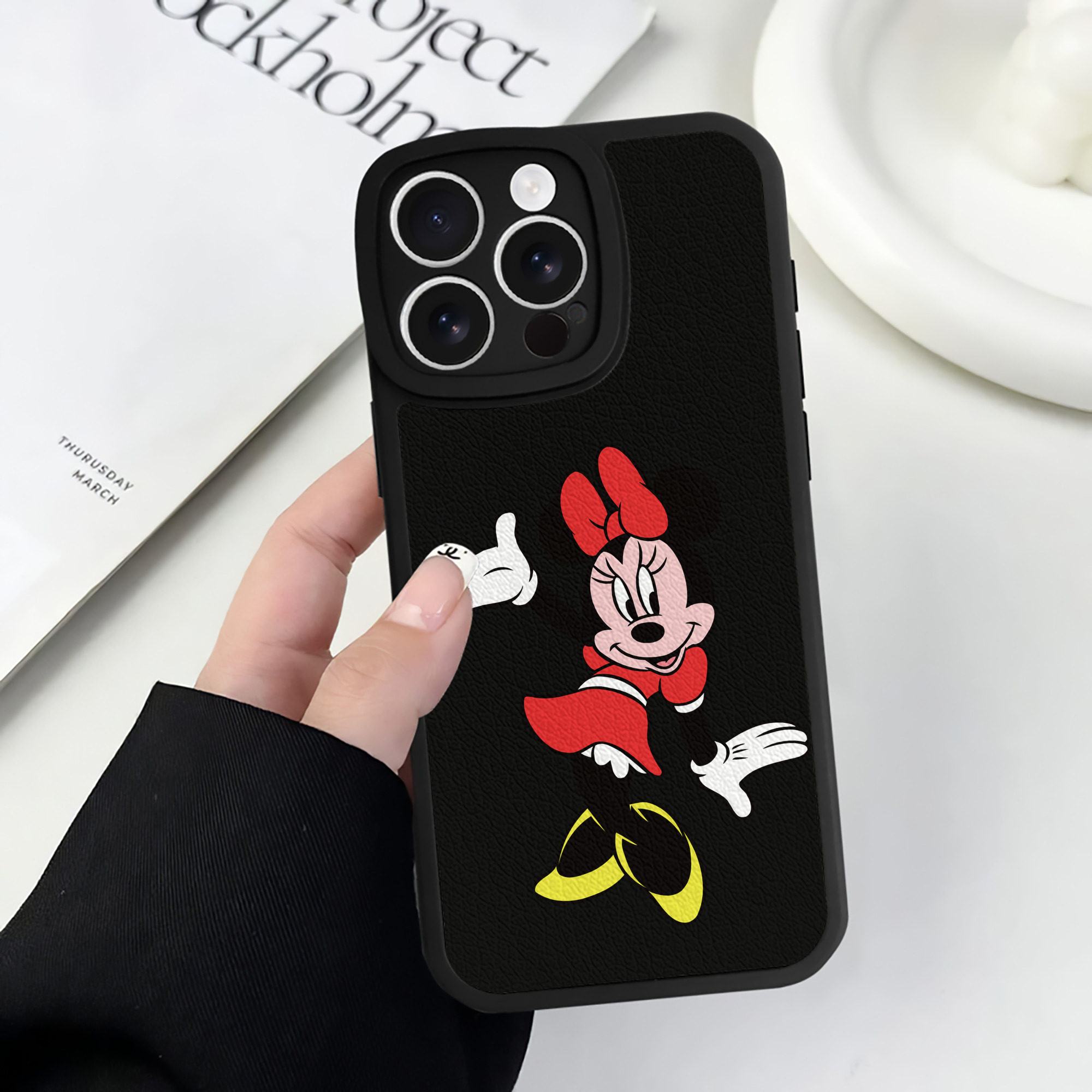 （画像用） ミッキーマウス Mickey Mouse 【iPhone 16シリーズ対応】シリコンスマホケース（レザー調） 材質：シリコン